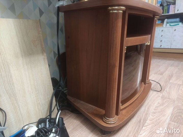 Тумба под телевизор со стеклянной дверцей