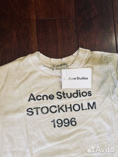 Acne Studios Stokcholm лонгслив на руках