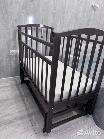 Детская кроватка с маятником