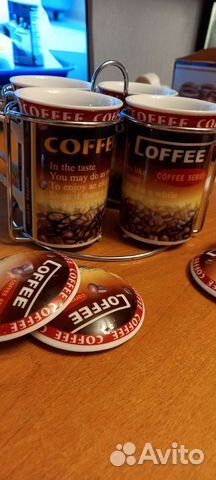 Набор кружек с крышками на подставке