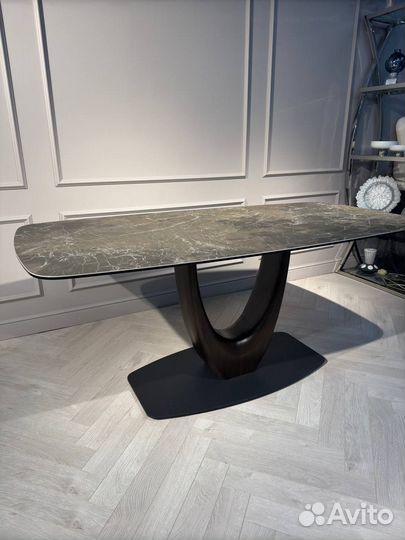 Дизайнерский обеденный стол Римини