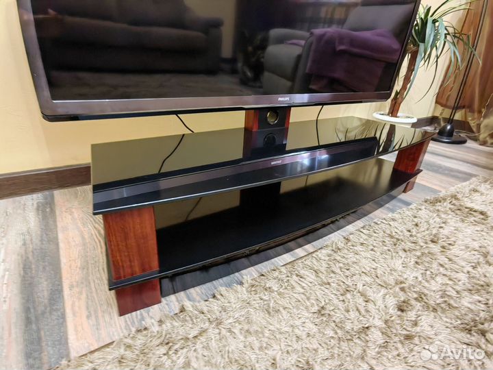 Стеклянная тумба под тв