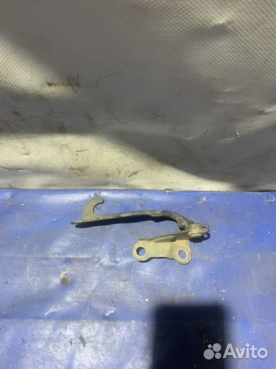 Петля капота левая toyota carina AT190