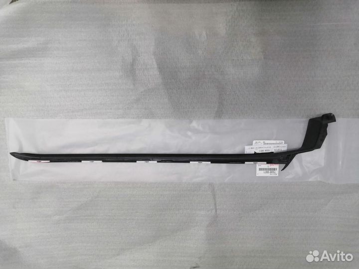 Молдинг лобового стекла Crown 220 правый