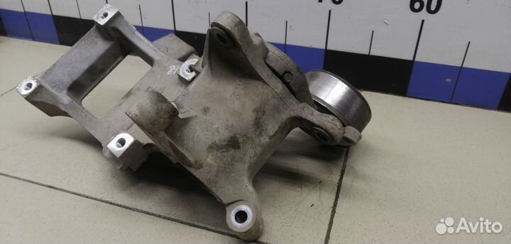 Кронштейн ролика-натяжителя руч. ремня Land Cruise