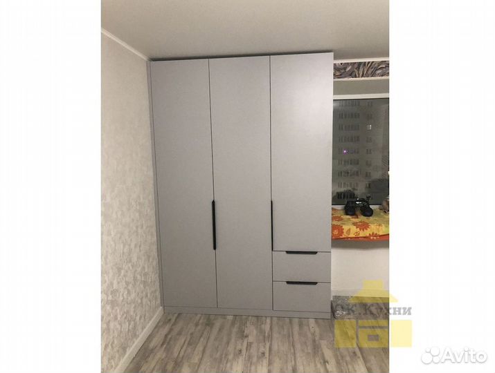 Зеркальный шкаф