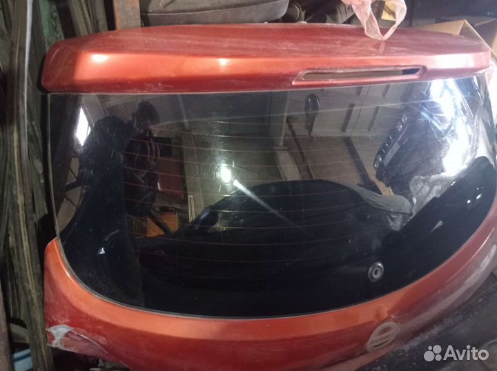 Стекло багажника nissan