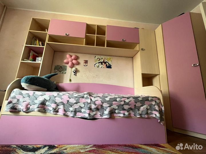 Компьютерный стол шкафы и кровать для девочки