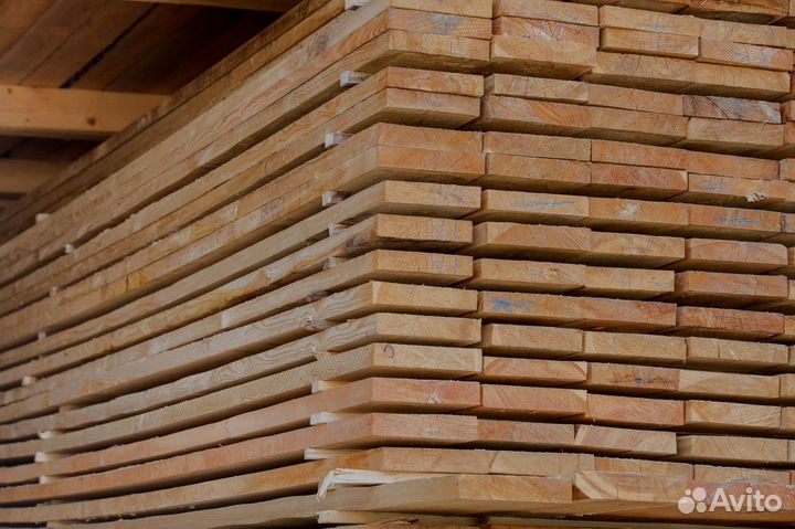 Доски сосны, легкий материал для строительства