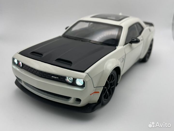 Модель автомобиля Dodge Challenger Hellcat 1:24