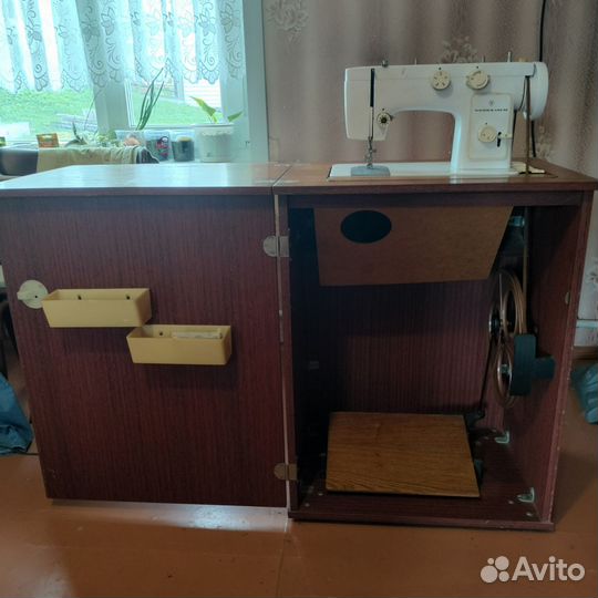 Продам ножную швейную машинку Чайка