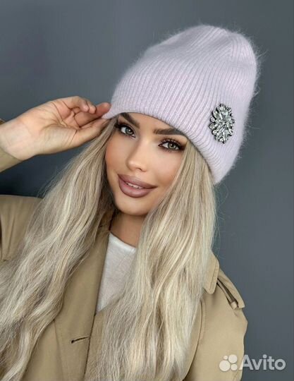 Шапка из ангоры с камушками