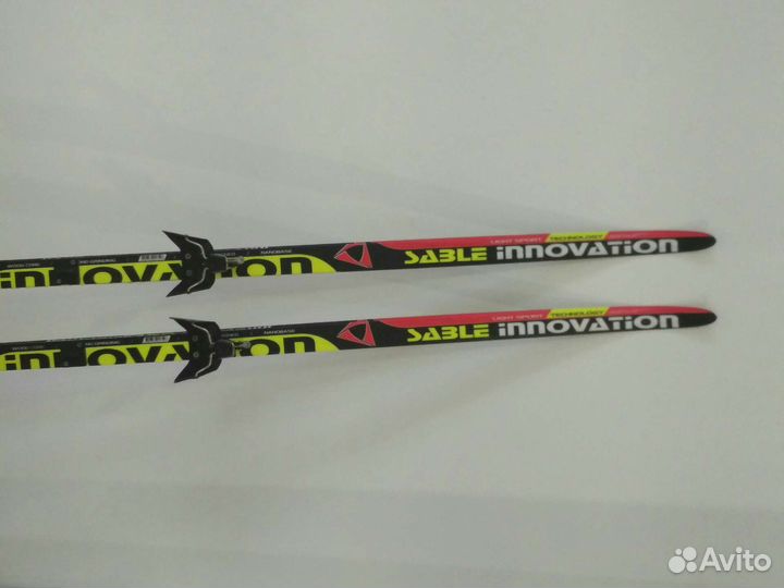 Лыжные ботинки с лыжами