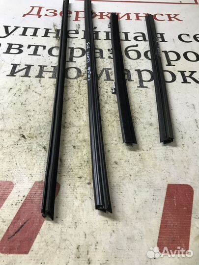 Уплотнитель стекла двери Land Rover Freelander