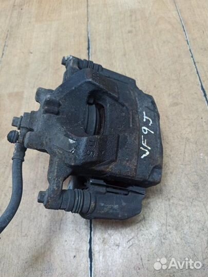 Тормозной суппорт передний правый Opel Astra J