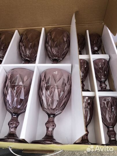 Цветные бокалы с рюмками и с графином