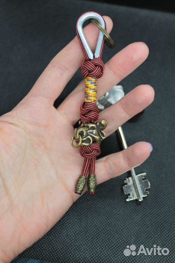 Брелок для ключей или сумки из паракорда 