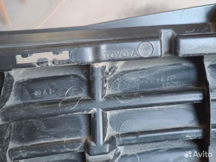 Решётка переднего бампера левая toyota RAV4