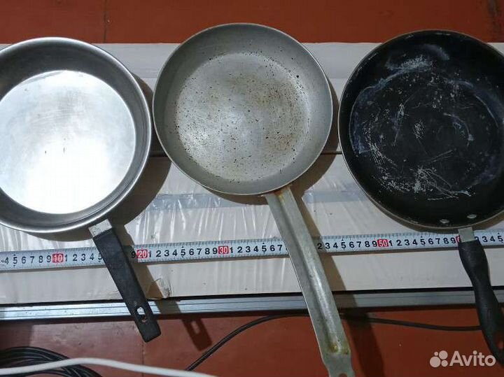 Посуда: сковородки, кастрюли,чашки и сушка