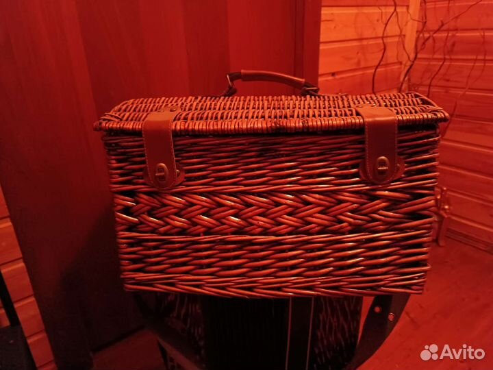 Корзина для пикника с посудой