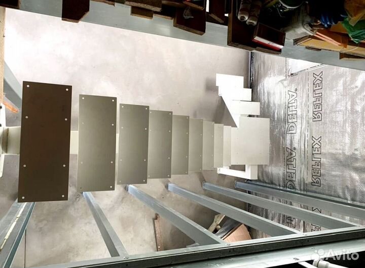 Лестница на металлокаркасе открытого типа