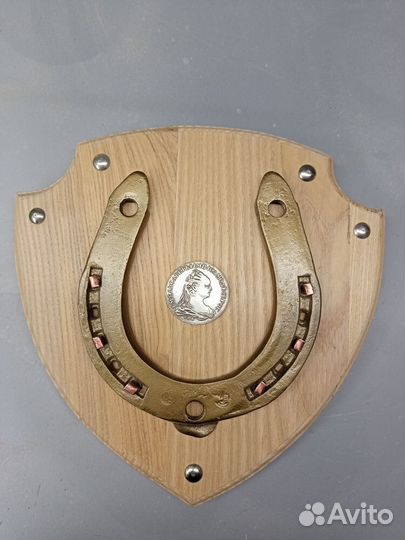 Деревянное панно с подковой