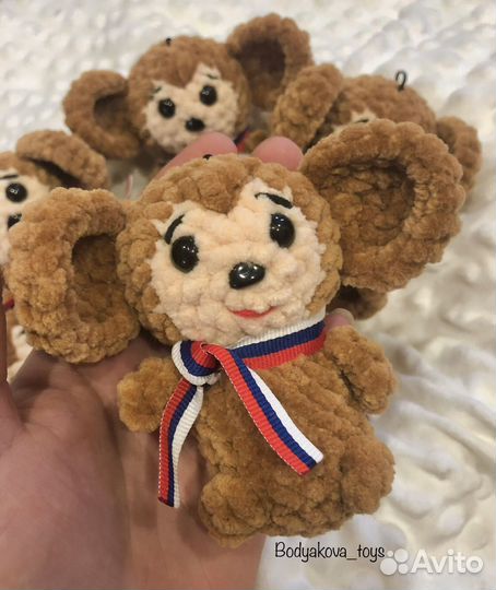 Чебурашка вязаный брелок