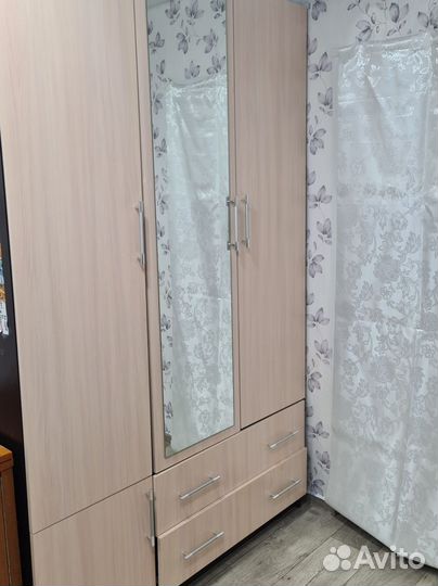 Шкаф трехстворчатый с зеркалом