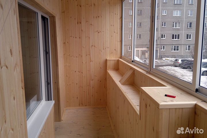 Балкон с отделкой дерево