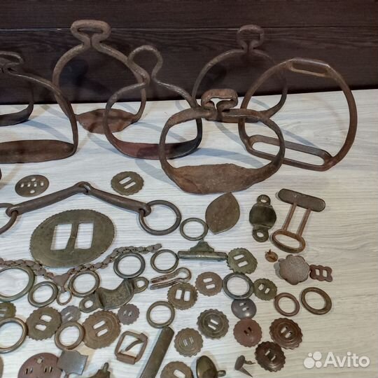 Старинные стремена, удила, фрагменты упряжи
