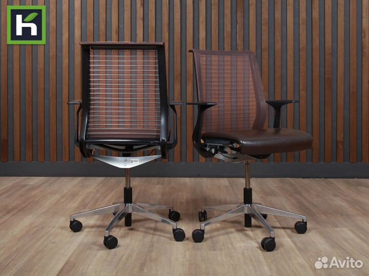 Офисное кресло на колесиках