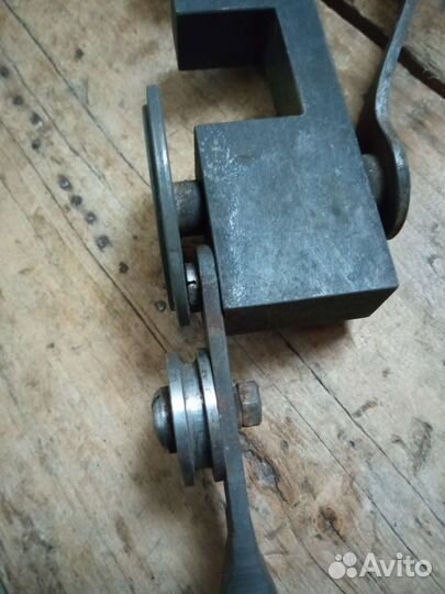 Приспособление для правки крышек