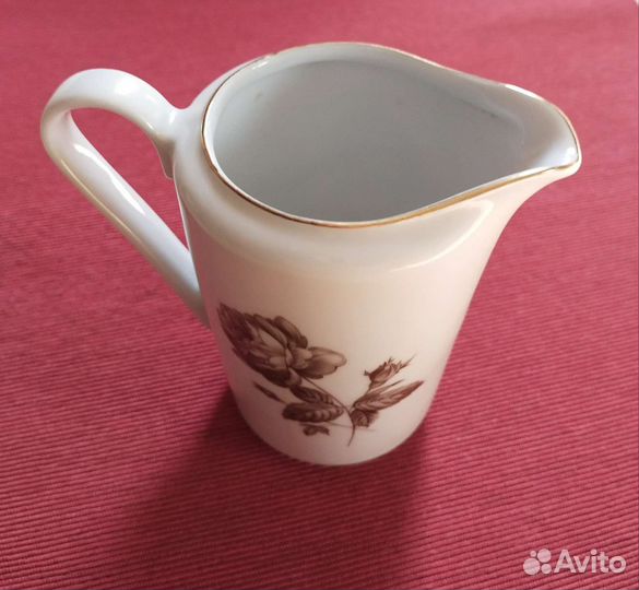 Фарфоровый сливочник 