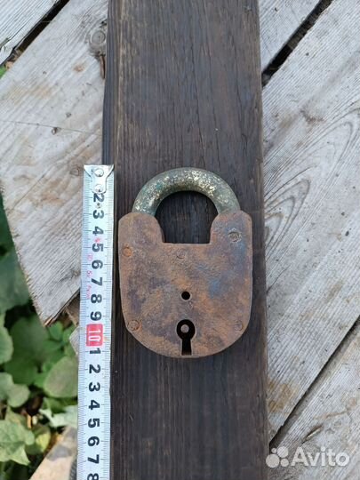 Навесной замок старинный латунный. Амбарный замок