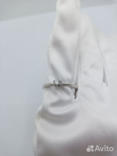 Золотое кольцо с бриллиантом 17р