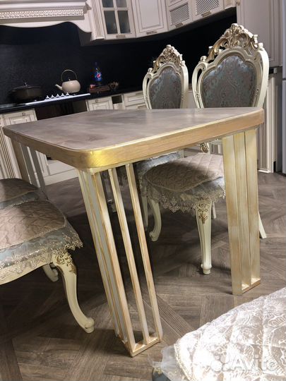 Кухонный стол из дерева