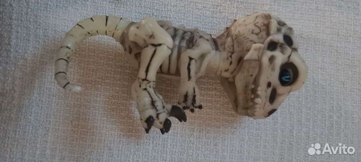 Интерактивная игрушка Fingerlings Скелетон Дуум, 1