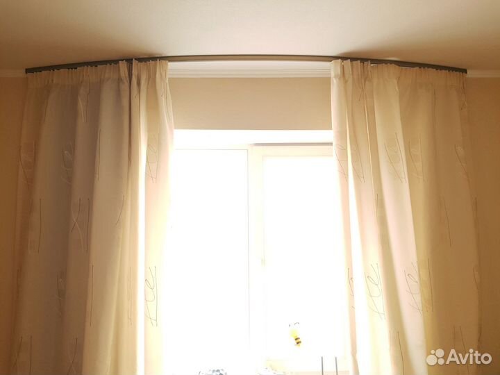 Карниз потолочный с небольшим радиусом со шторами