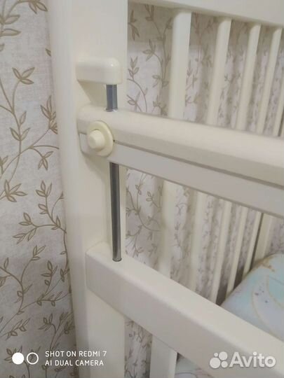 Детская кроватка с маятником