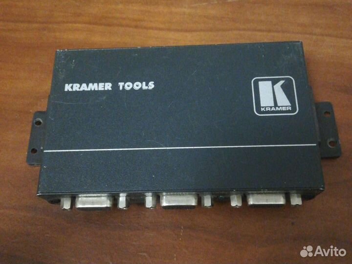 VGA и аудио усилитель-распределитель Kramet VP400K