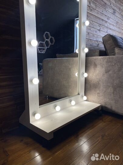 Гримерное зеркало с лампочками