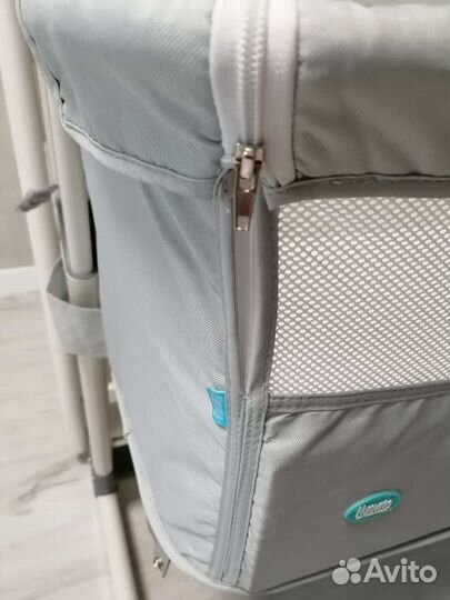 Приставная кроватка с фирменным комплектом белья