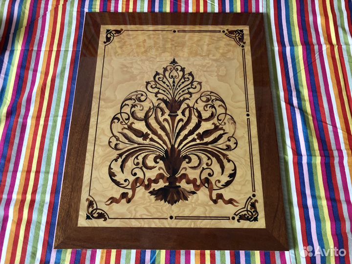 Декоративная панель с инкрустацией по дереву