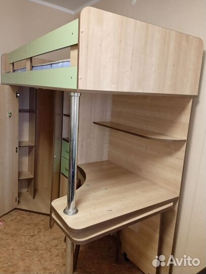 Детский уголок с кроватью и столом