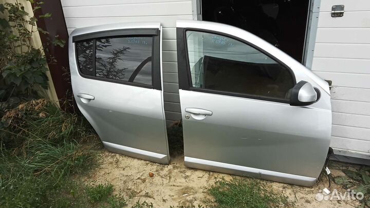 Продам правые двери Рено Сандеро 2013года