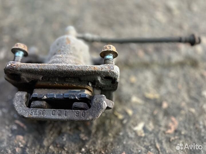 Тормозной суппорт Nissan Juke задний левый