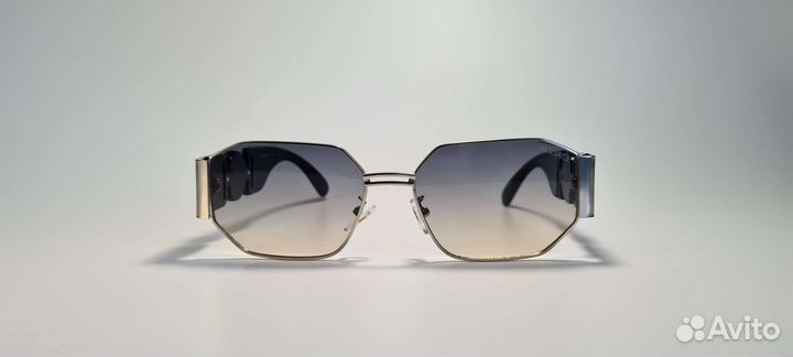 Солнцезащитные очки versace