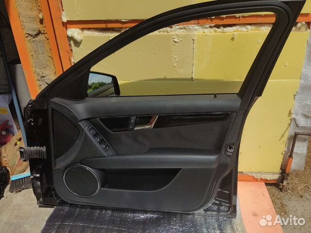 Дверь правая передняя на mercedes w204