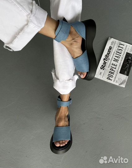 Босоножки на танкетке