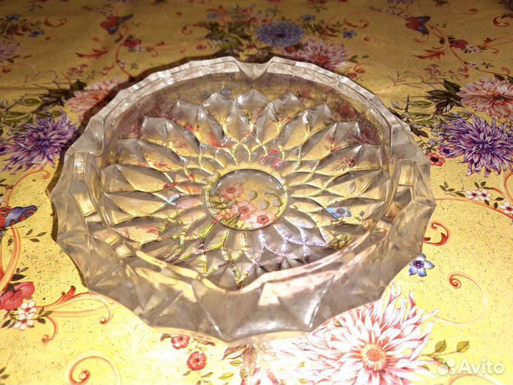 Пепельница из толстого гранёного стекла